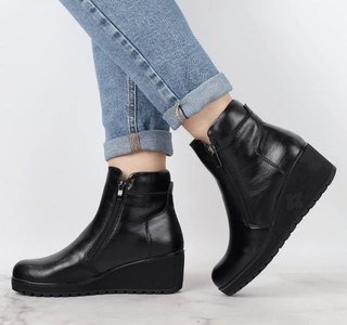 Czarne buty zimowe damskie na niskiej koturnie Jezzi